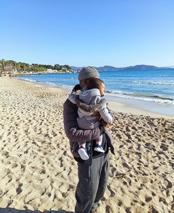 N'DIAYE Abdoulaye sur une plage, au bord de la mer